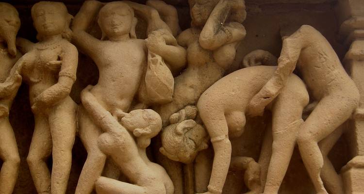 Detaillierte Steinschnitzereien antiker Figuren.