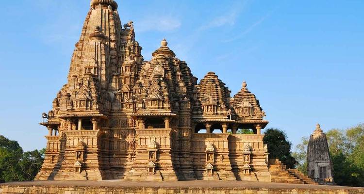 Antiker Tempel mit kunstvoller Architektur.