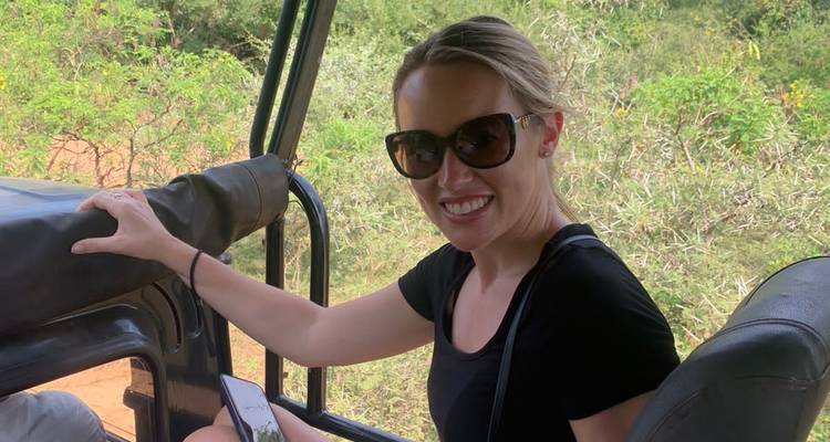 Mujer sentada en un vehículo para un paseo de safari.