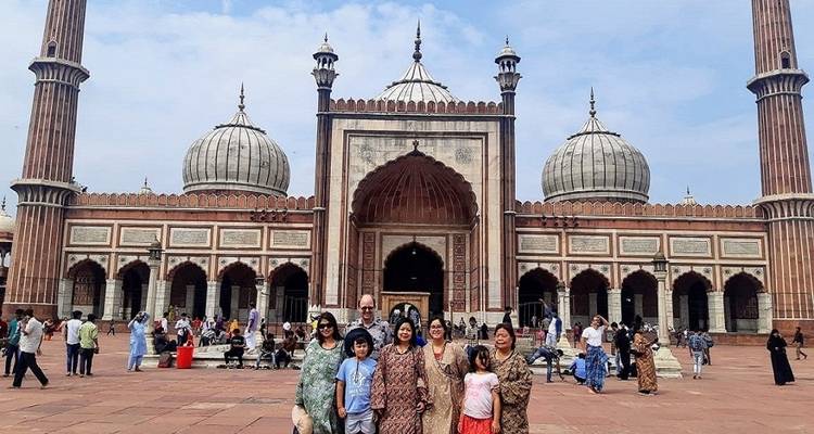 Group of tourists standing in front of Jama Masjid.