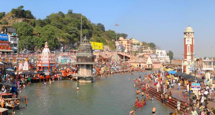 Scènes animées au ghat de Har Ki Pauri le long du fleuve Gange.