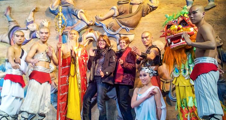 Groepsfoto met mensen in kostuums die poseren met toeristen.