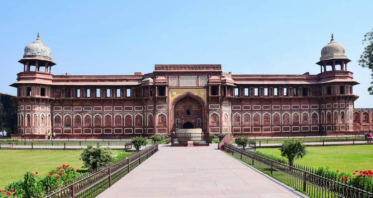 Fort Rouge d'Agra, un grand fort en grès rouge avec deux tours et une porte centrale, entouré d'un jardin.