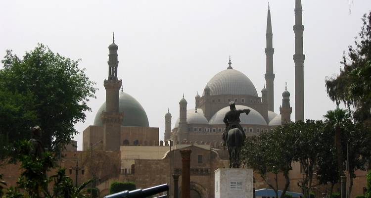 Silueta de la Mezquita de Muhammad Ali con estatuas en primer plano.