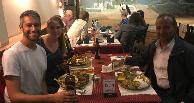 Grupo de personas disfrutando una comida juntas en la mesa de un restaurante.