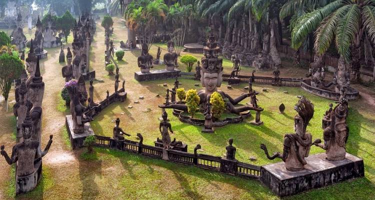 Park mit zahlreichen Skulpturen in einer Gartenanlage.