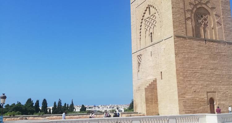 Torre histórica con vista de personas y el paisaje urbano a la distancia.