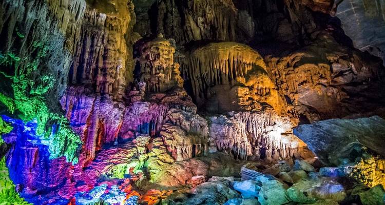 Kleurrijke verlichte grotformaties.