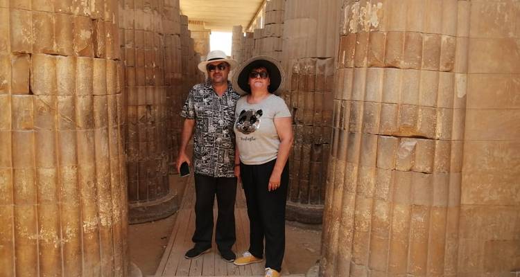 Twee mensen poseren tussen oude zuilen.