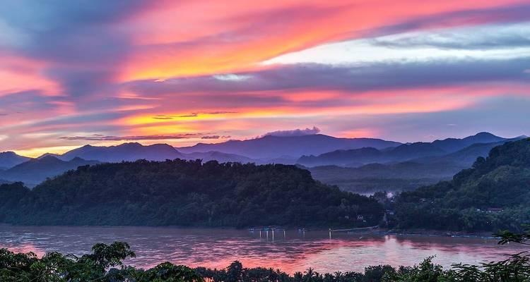 Coucher de soleil coloré sur les montagnes et une rivière.