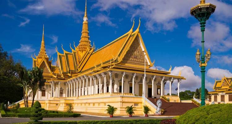 Temple doré avec un ciel bleu en arrière-plan.