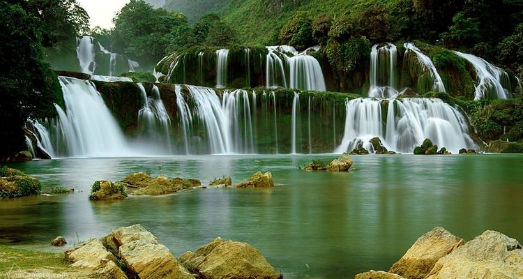 Vue large d'une magnifique cascade aux eaux claires.