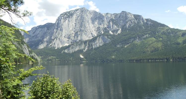 Paysage de montagnes rocheuses avec une grande étendue d'eau.