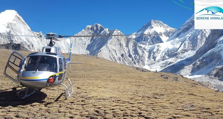 Hubschrauber geparkt auf einem Plateau mit schneebedeckten Bergen.