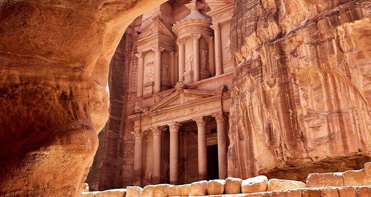 Die Schatzkammer in Petra, in die Sandsteinfelsen gehauen.