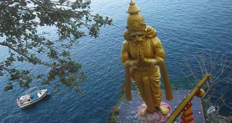 Große goldene Statue am Meer