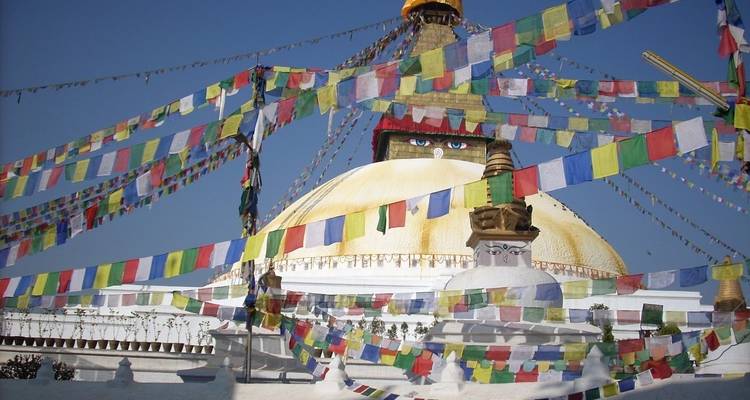 Stupa mit Gebetsfahnen unter klarem blauem Himmel