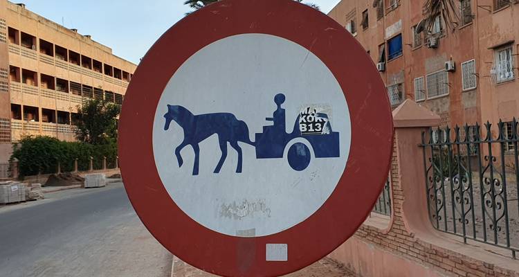 Señal de tráfico que muestra la prohibición de carros tirados por burros.