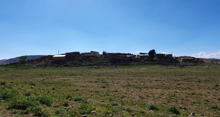 Ruinas en una colina en una zona rural.