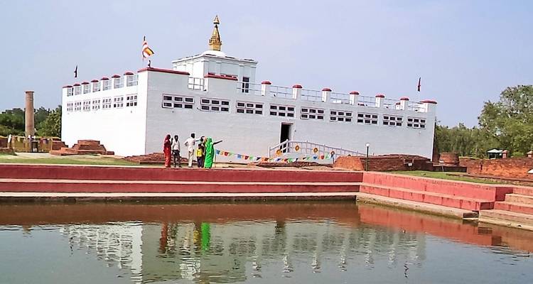 Lumbini, Geburtsort Buddhas mit einem ruhigen Teich.