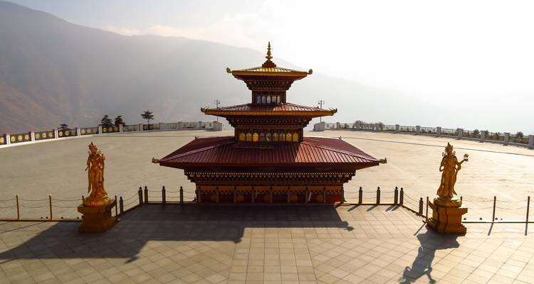 Templo butanés ornamentado en una montaña.