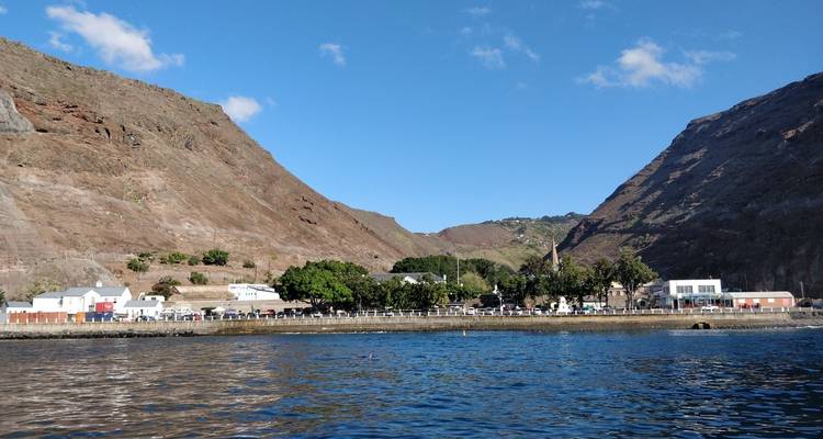 Baai met een klein stadje genesteld tussen de bergen en de zee.