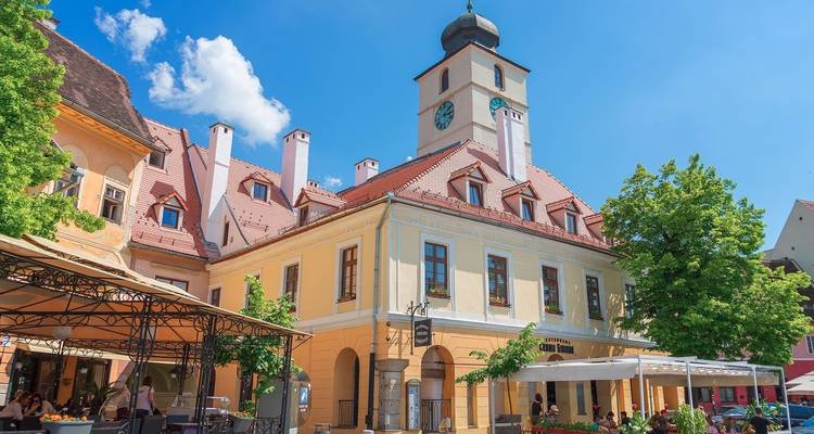 Une journée ensoleillée à Sibiu avec des bâtiments historiques colorés.