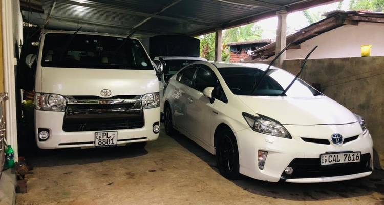 Zwei Fahrzeuge, die dicht beieinander in einem geschützten Bereich geparkt sind.