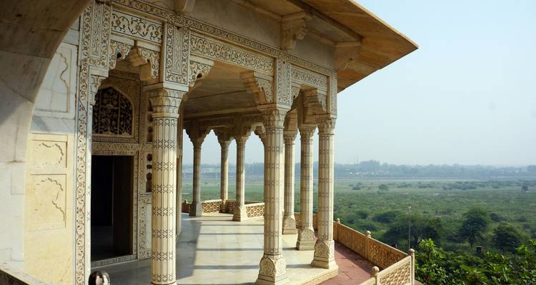 Marmeren terras met uitzicht op weelderig groen landschap.
