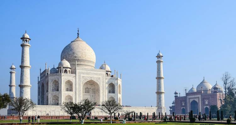 Iconische Taj Mahal met omliggende complex.