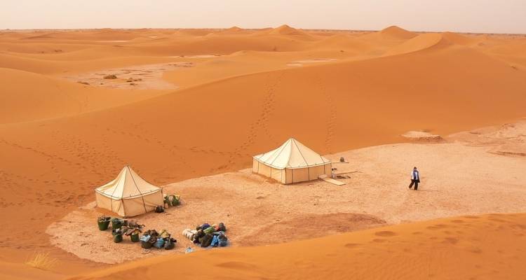 Twee tenten op een woestijnkampeerplaats.