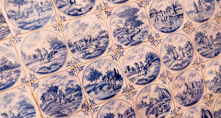 Gros plan de carreaux azulejo portugais traditionnels bleus et blancs représentant des scènes rurales.