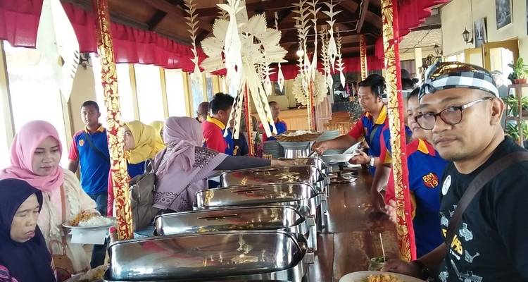 Buffet dans un cadre culturel avec un groupe de personnes.