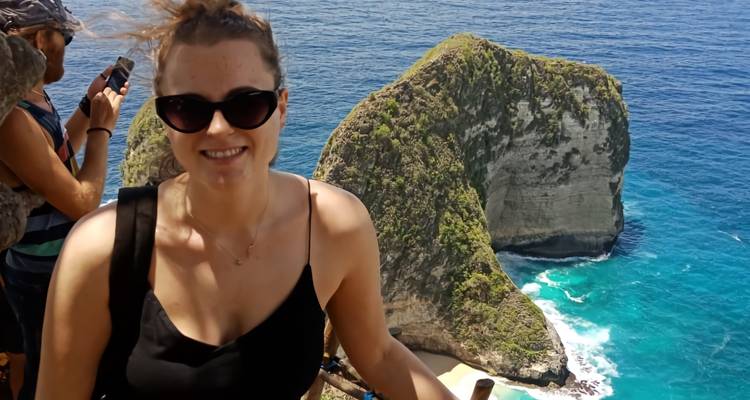 Personas posando con los acantilados de Nusa Penida de fondo.