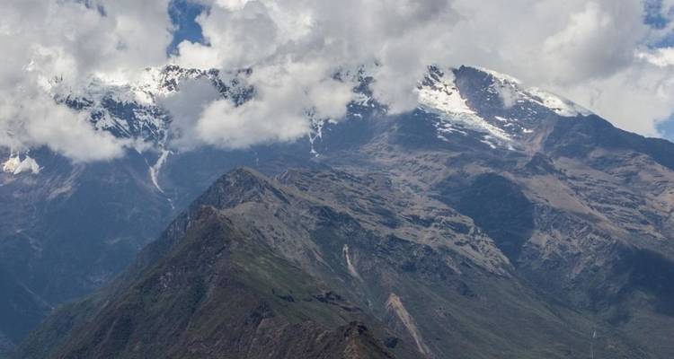 Berglandschaft, teilweise von Wolken verdeckt.