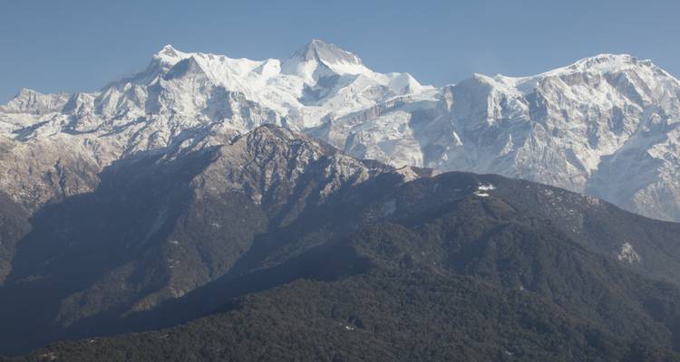 Panoramablick auf majestätische schneebedeckte Berge.