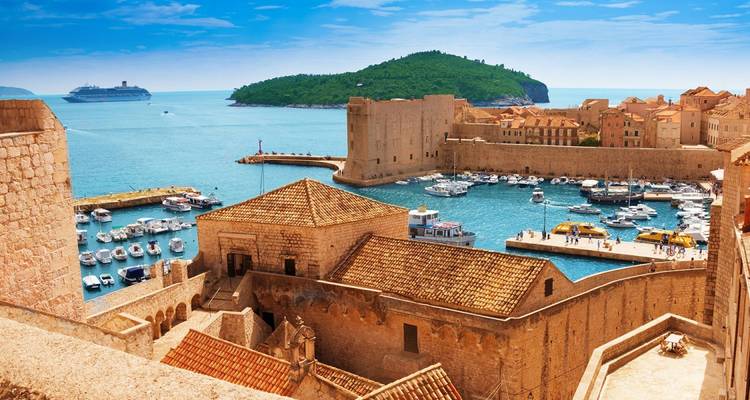 Vista de las murallas de la ciudad y el puerto de Dubrovnik.