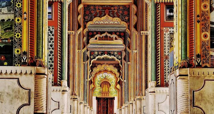 Arcades complexes d'un palais avec des motifs colorés.