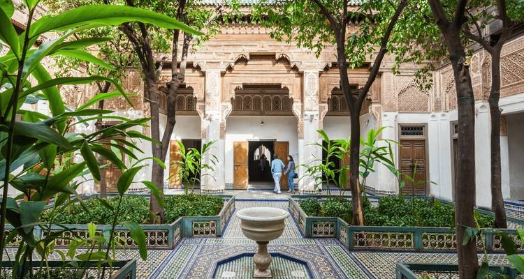 Ein üppiger Innenhofgarten in einem kunstvoll gestalteten marokkanischen Riad.