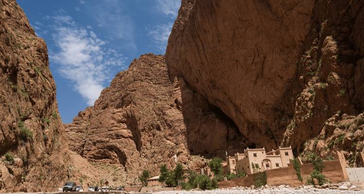 Dadès-Schlucht mit hoch aufragenden Klippen und einer schmalen Straße.