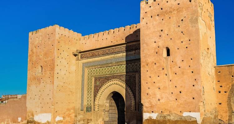 Ein großes befestigtes Tor mit kunstvoller architektonischer Gestaltung.
