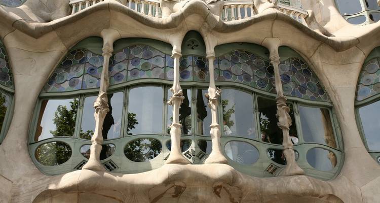 Fassade der Casa Batlló mit einzigartigen architektonischen Details.