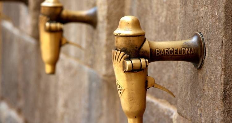 Nahaufnahme eines Messingwasserauslaufs mit dem eingraviertem Wort Barcelona.