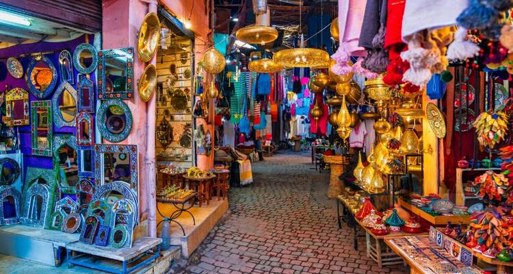 Lebendige Farben auf einem geschäftigen marokkanischen Markt.