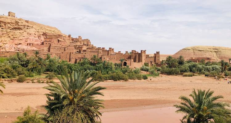 Traditionelles Wüstendorf mit befestigten Mauern.