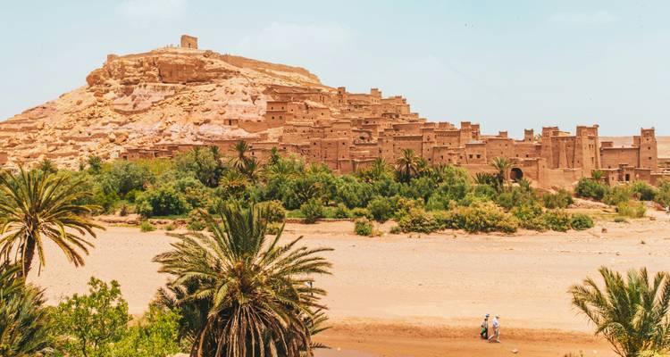Dorf Ait Benhaddou mit umgebenden Palmen.