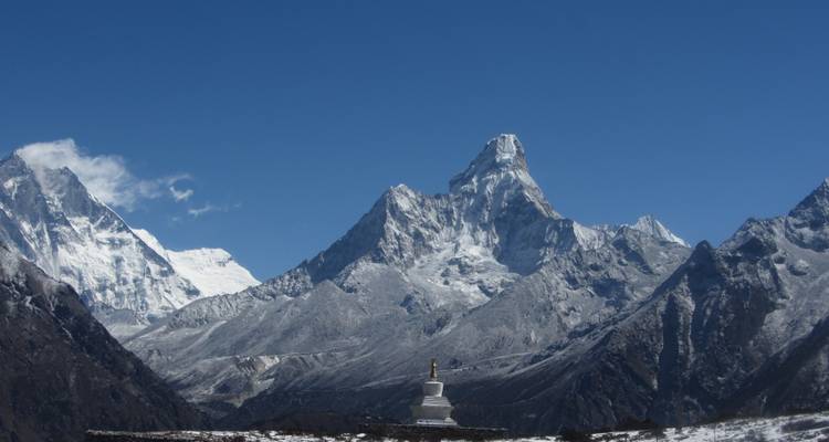 Pics de montagnes avec un stupa au premier plan.