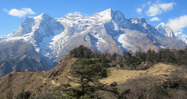 Pics majestueux de montagnes avec un horizon dégagé.