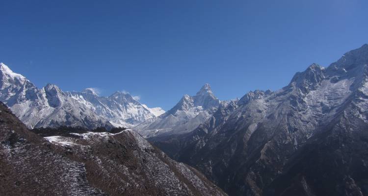 Vue panoramique d'une chaîne de montagnes enneigées.