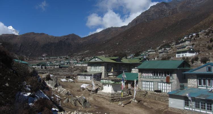 Village avec des montagnes au loin.